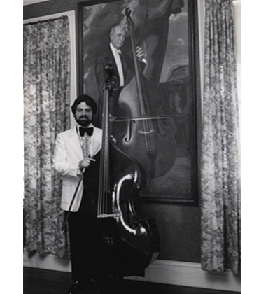 Gary Karr com uma pintura de Serge Koussevitzky